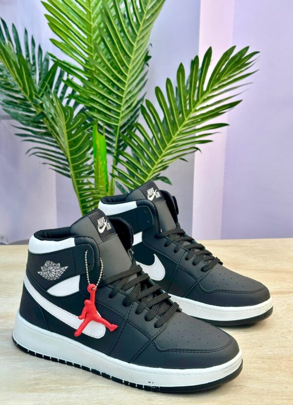mid-top sneake